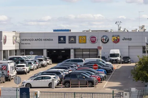 Uzina Stellantis din Madrid, cu mașini parcate în față.