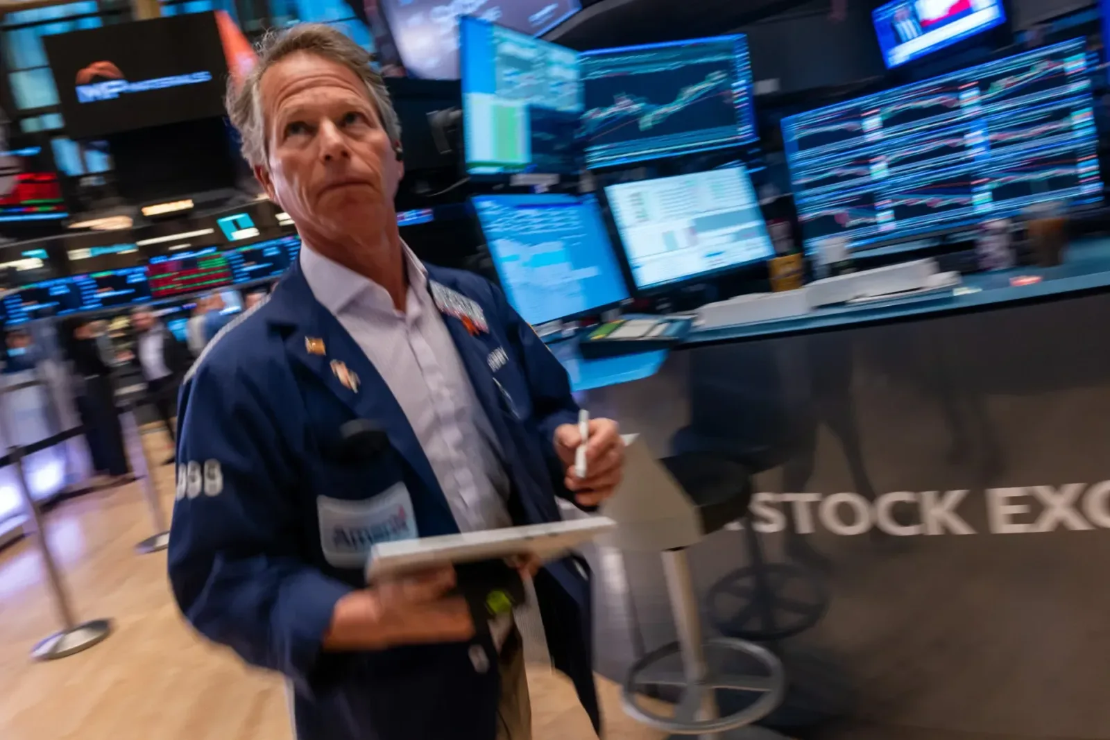 Trader pe piața de valori, analizând grafice și date financiare.