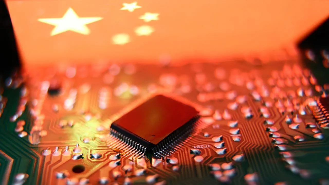 Circuit integrat pe un fundal cu steagul Chinei, simbolizând interdicția FCC.