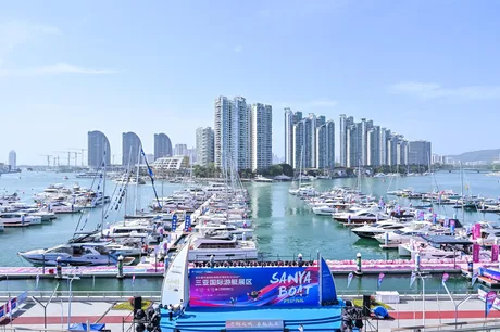 Vedere panoramică a portului din Hainan, cu iahturi și clădiri moderne.