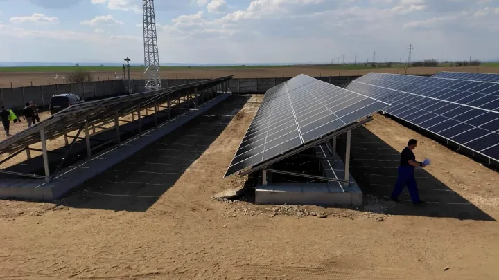 Panouri fotovoltaice instalate pentru eficientizarea energiei electrice.