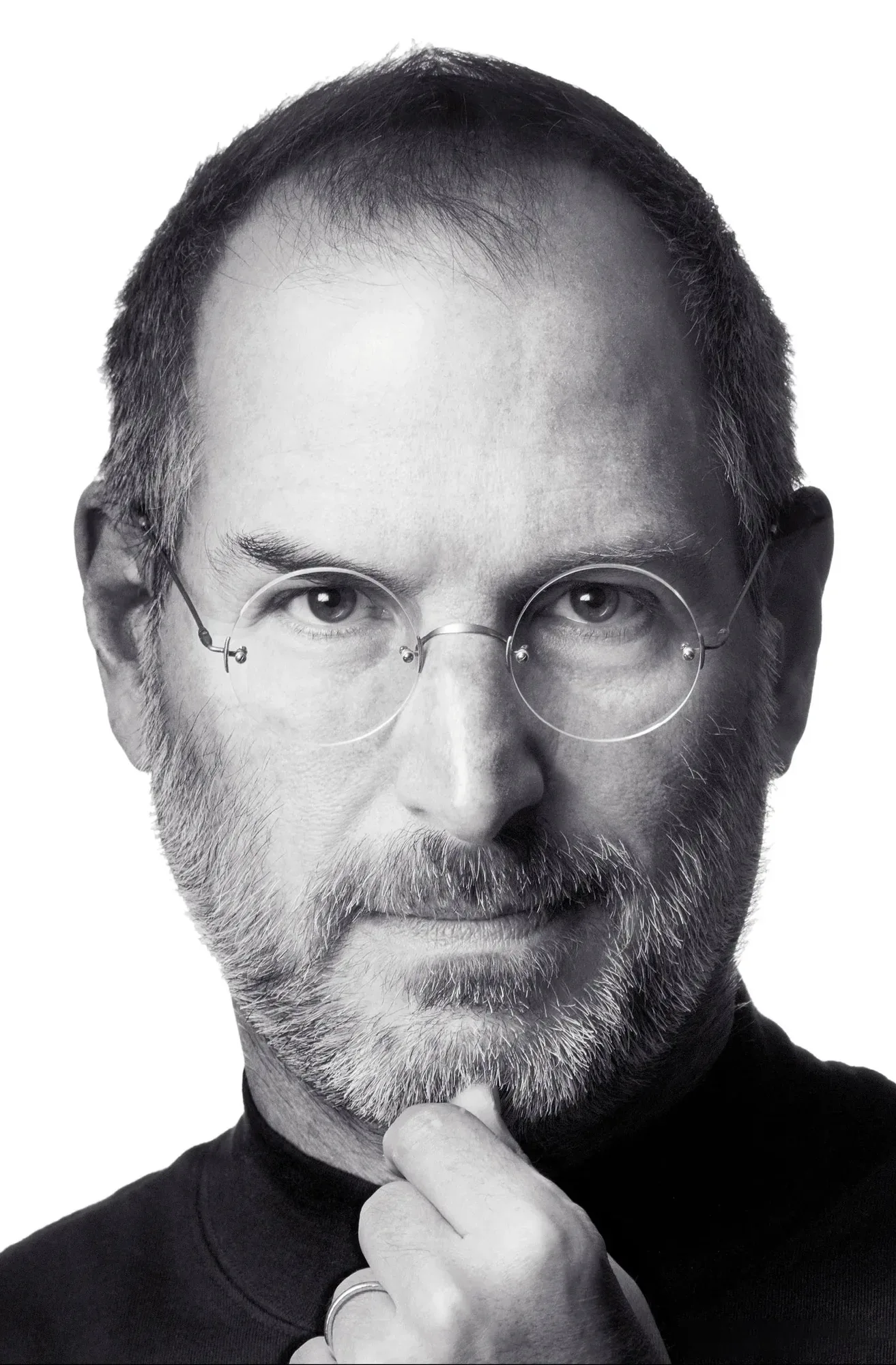 Steve Jobs cu o expresie contemplativă, reflectând asupra recrutării.