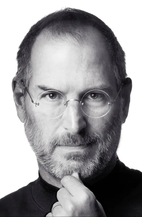 Steve Jobs cu o expresie contemplativă, reflectând asupra recrutării.