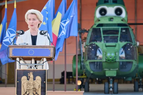 Oficial european discutând despre fondurile SAFE și producția locală în România.