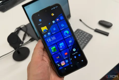 NexPhone, smartphone cu trei sisteme de operare, conectat la un monitor extern.