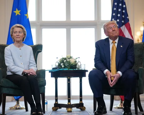 Trump și liderul UE discutând despre achizițiile de armament și politici comerciale.