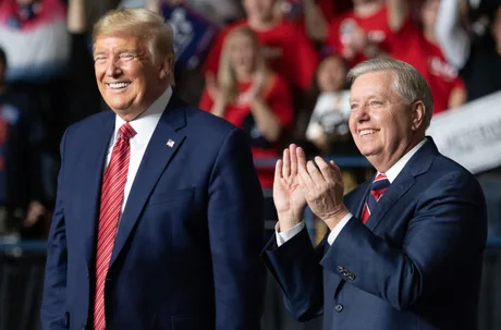 Lindsey Graham și Donald Trump zâmbind la un eveniment public.