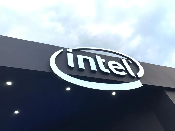 Logo-ul Intel pe un fundal modern, simbolizând inovația tehnologică.