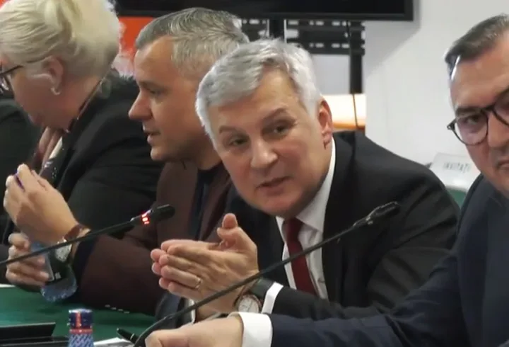 Daniel Zamfir discutând despre protejarea companiilor de stat în Senat.