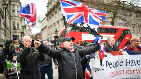 Protestatari cu steaguri britanice la o manifestație pentru Brexit.