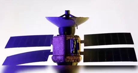 Satelitul Pearl 1A cu panouri solare, pregătit pentru misiune în spațiu.