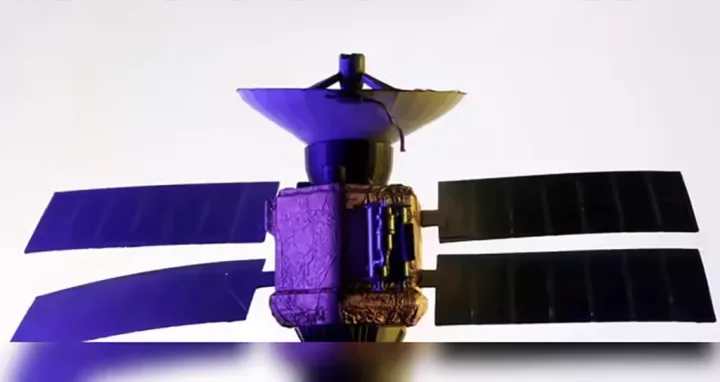 Satelitul Pearl 1A cu panouri solare, pregătit pentru misiune în spațiu.