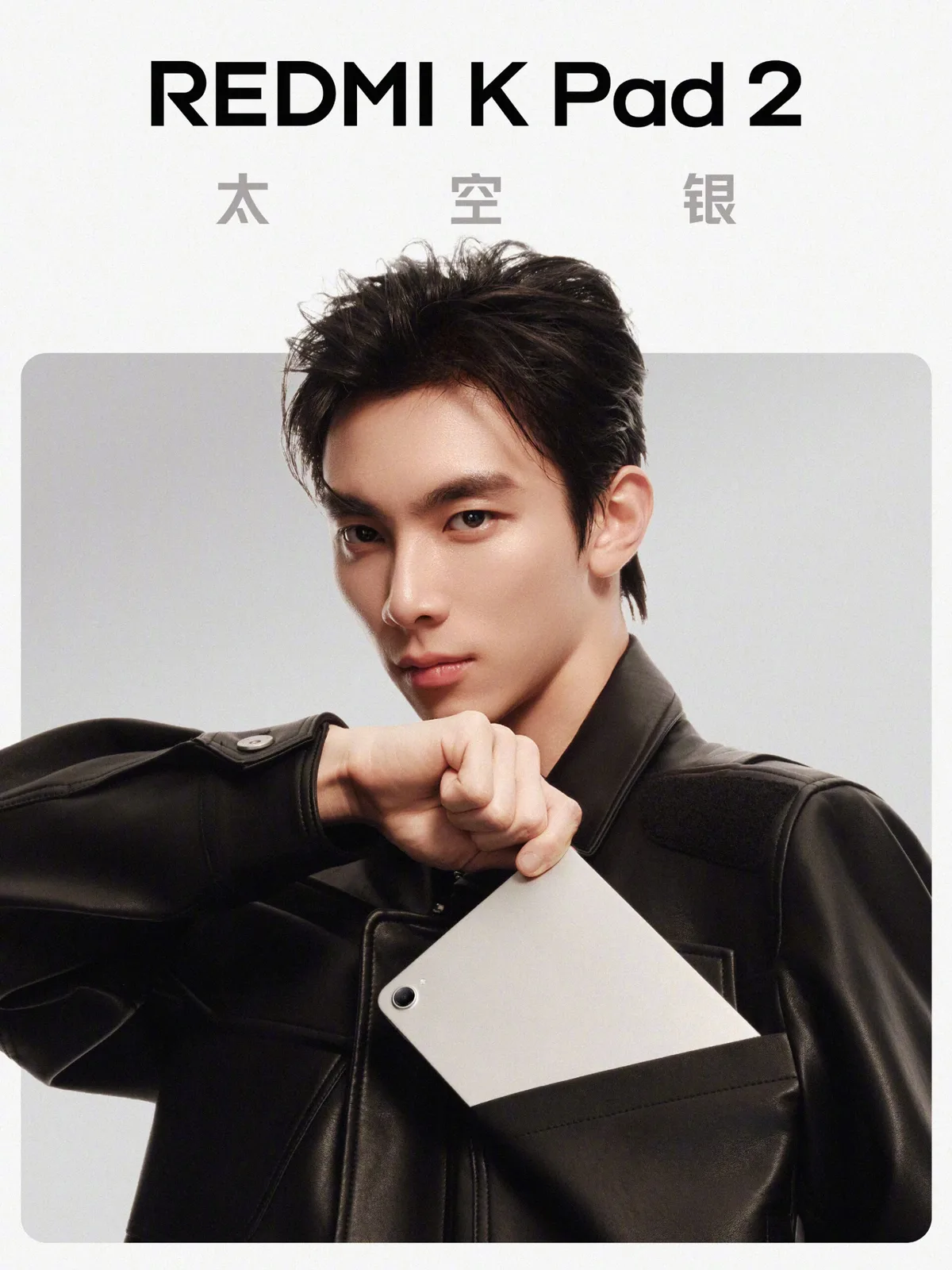 Prezentare a tabletei K Pad 2 cu design metalic și dimensiuni compacte.