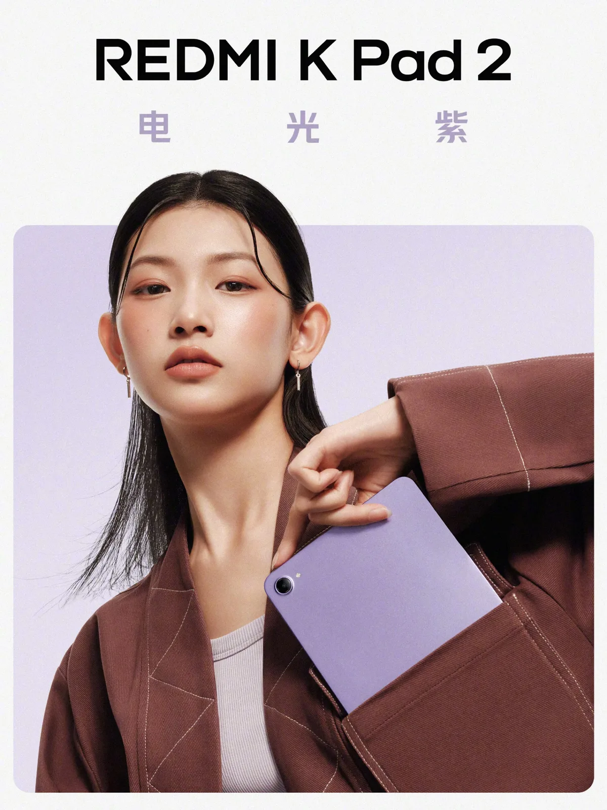 Utilizator cu tableta K Pad 2 în mână, evidențiind culorile disponibile.