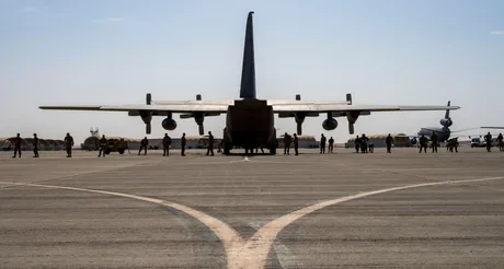 Soldați americani pe pista unei baze aeriene din Arabia Saudită.