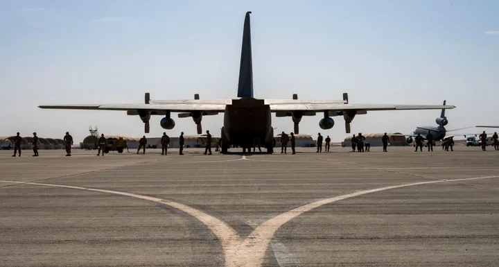 Soldați americani pe pista unei baze aeriene din Arabia Saudită.