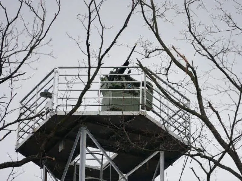 Sistem de apărare aeriană pe o platformă în Ucraina.