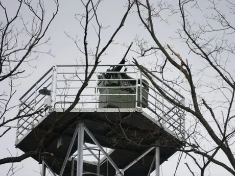 Sistem de apărare aeriană pe o platformă în Ucraina.