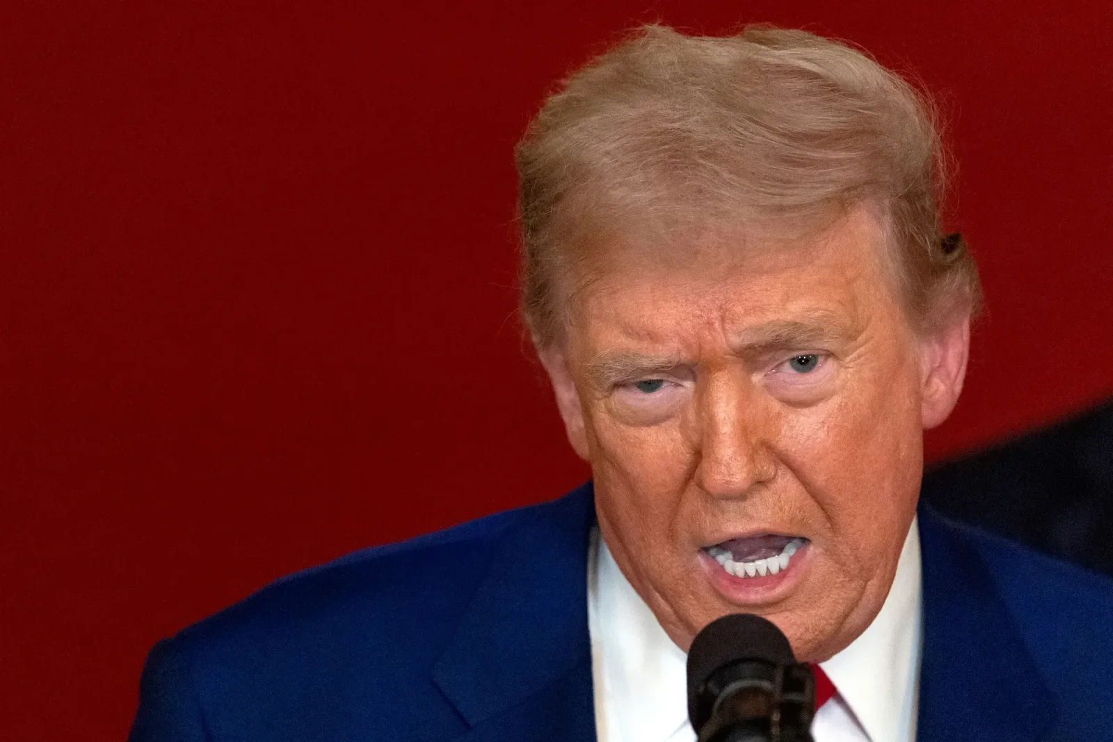 Donald Trump discută despre tarife vamale pentru armele vândute Iranului.