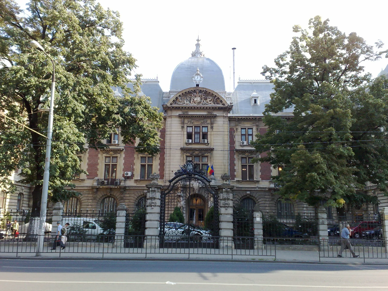 Clădirea Ministerului Agriculturii în lumina soarelui, înconjurată de copaci.