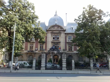 Clădirea Ministerului Agriculturii în lumina soarelui, înconjurată de copaci.