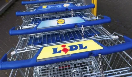 Carucioare Lidl așezate într-o parcare, pregătite pentru clienți.