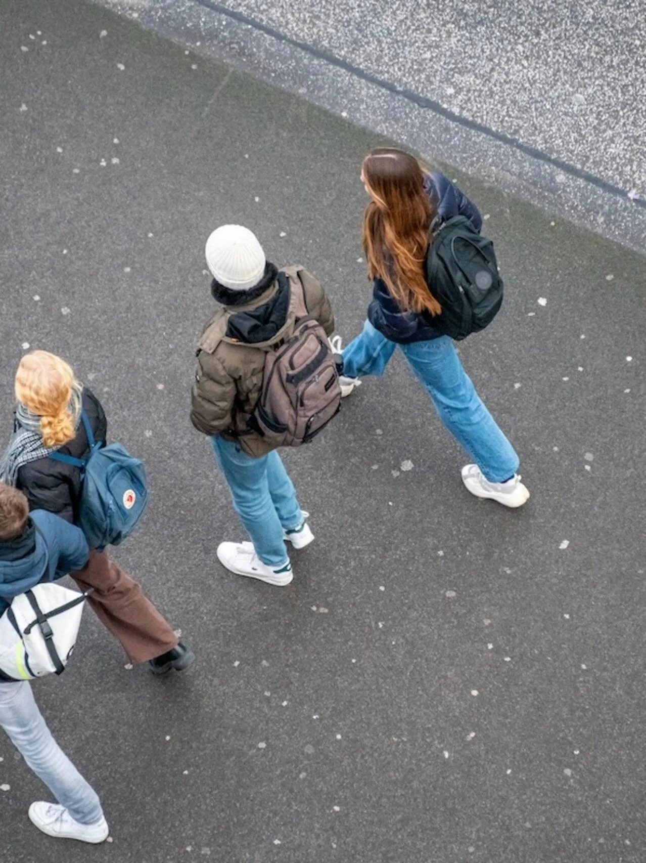 Aproape 65% dintre tinerii 18-35 ani cred că România merge într-o direcție greșită - sondaj Inscop relevă pesimismul generației tinere