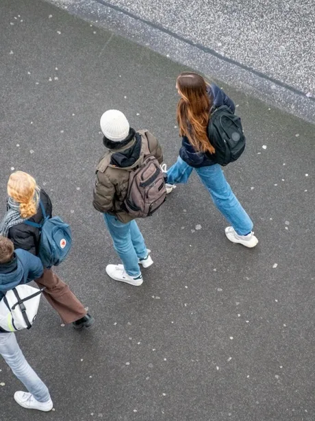 Aproape 65% dintre tinerii 18-35 ani cred că România merge într-o direcție greșită - sondaj Inscop relevă pesimismul generației tinere