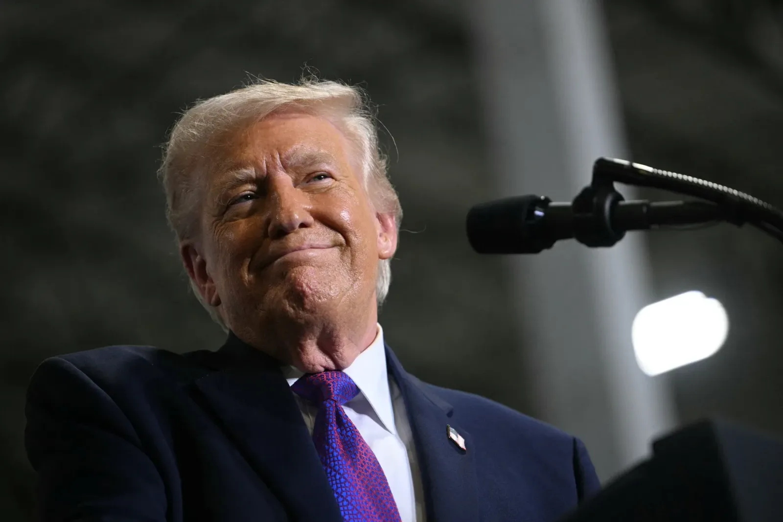 Donald Trump zâmbește în timpul unei declarații publice despre negocierile cu Iranul.