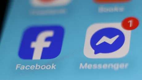 Logo-urile Facebook și Messenger pe un ecran de telefon mobil.