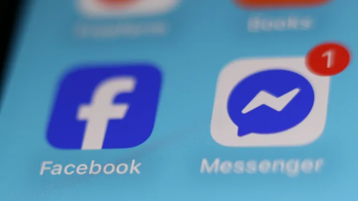 Logo-urile Facebook și Messenger pe un ecran de telefon mobil.