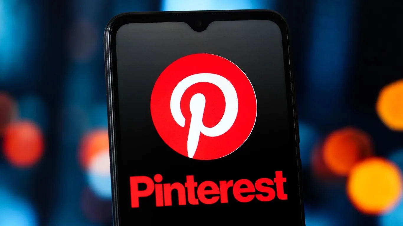 Logo-ul Pinterest pe un ecran de telefon mobil, simbolizând schimbările din companie.