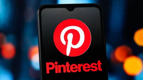 Logo-ul Pinterest pe un ecran de telefon mobil, simbolizând schimbările din companie.