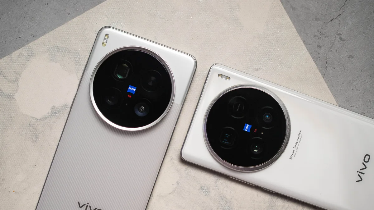 Smartphone-uri Vivo cu camere multiple pe un fundal neutru.