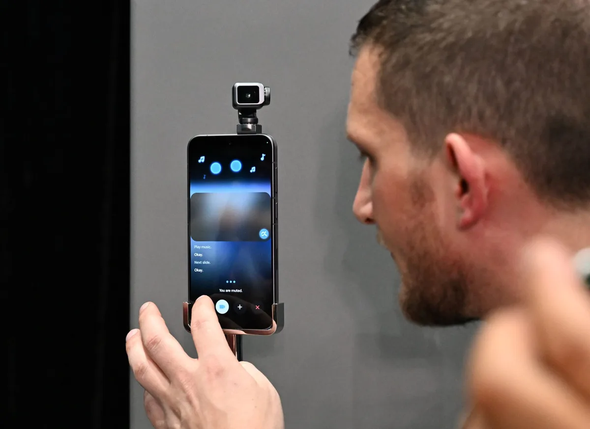 Smartphone-uri pe masă, evidențiind designul modern și camerele.