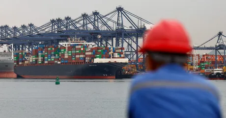 Activitate portuară intensă în China, cu nave de marfă încărcate.