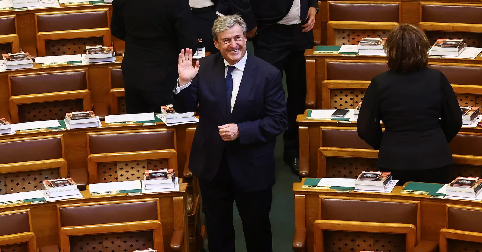 Un politician salutând în parlamentul din Ungaria, în contextul revizuirii proiectului Paks 2.