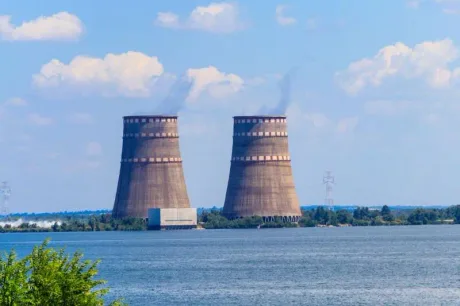Centrala nucleară Zaporojie, cu turnuri de răcire, pe fundalul cerului senin.