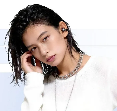 Căști elegante cu design open-ear, disponibile în culori sofisticate.