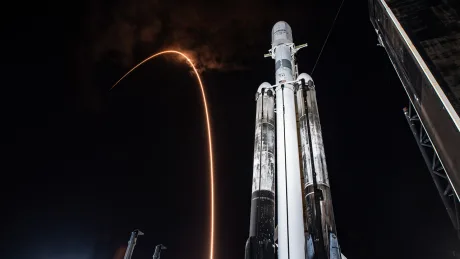 Racheta Falcon Heavy pregătită pentru lansare în noaptea cerului înstelat.