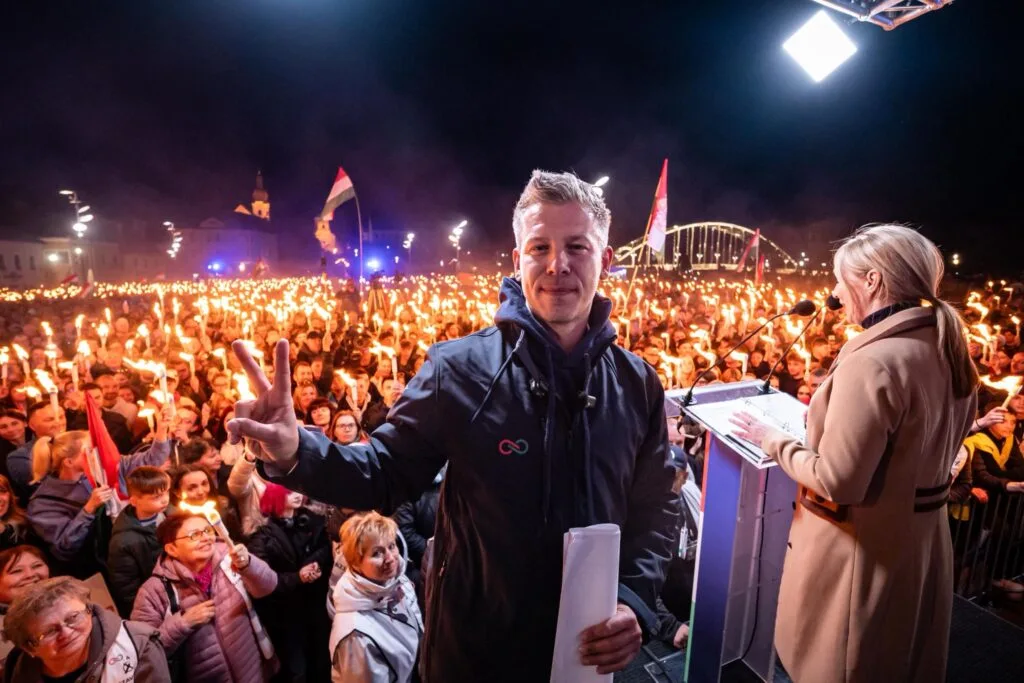 Oameni cu torțe la un miting, susținând o cauză politică în Ungaria.