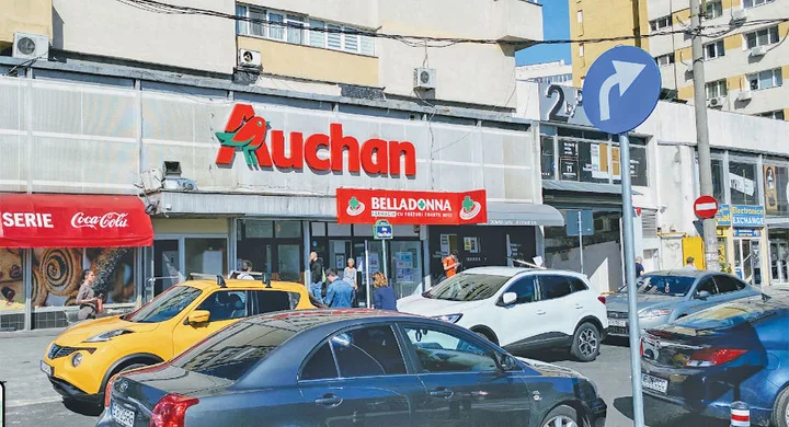 Magazin Auchan din Bucur Obor, închis din motive logistice și economice.