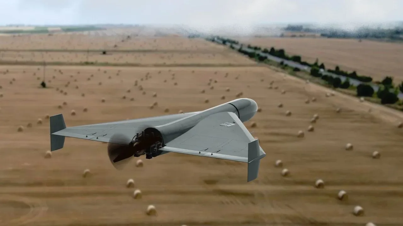 Dronă zburând deasupra unui câmp, context militar