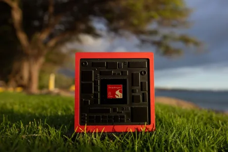 Chipsetul Snapdragon 8 Elite Gen 6 Pro pe iarbă, cu fundal natural.