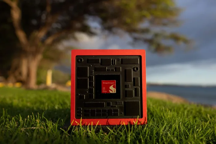 Chipsetul Snapdragon 8 Elite Gen 6 Pro pe iarbă, cu fundal natural.