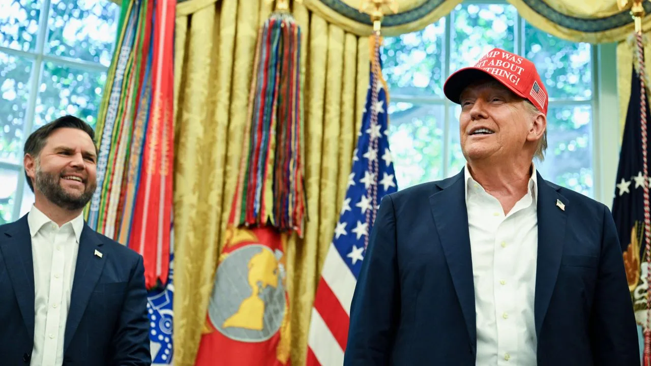 JD Vance și Donald Trump discutând despre negocierile SUA-Iran în contextul tensiunilor regionale.