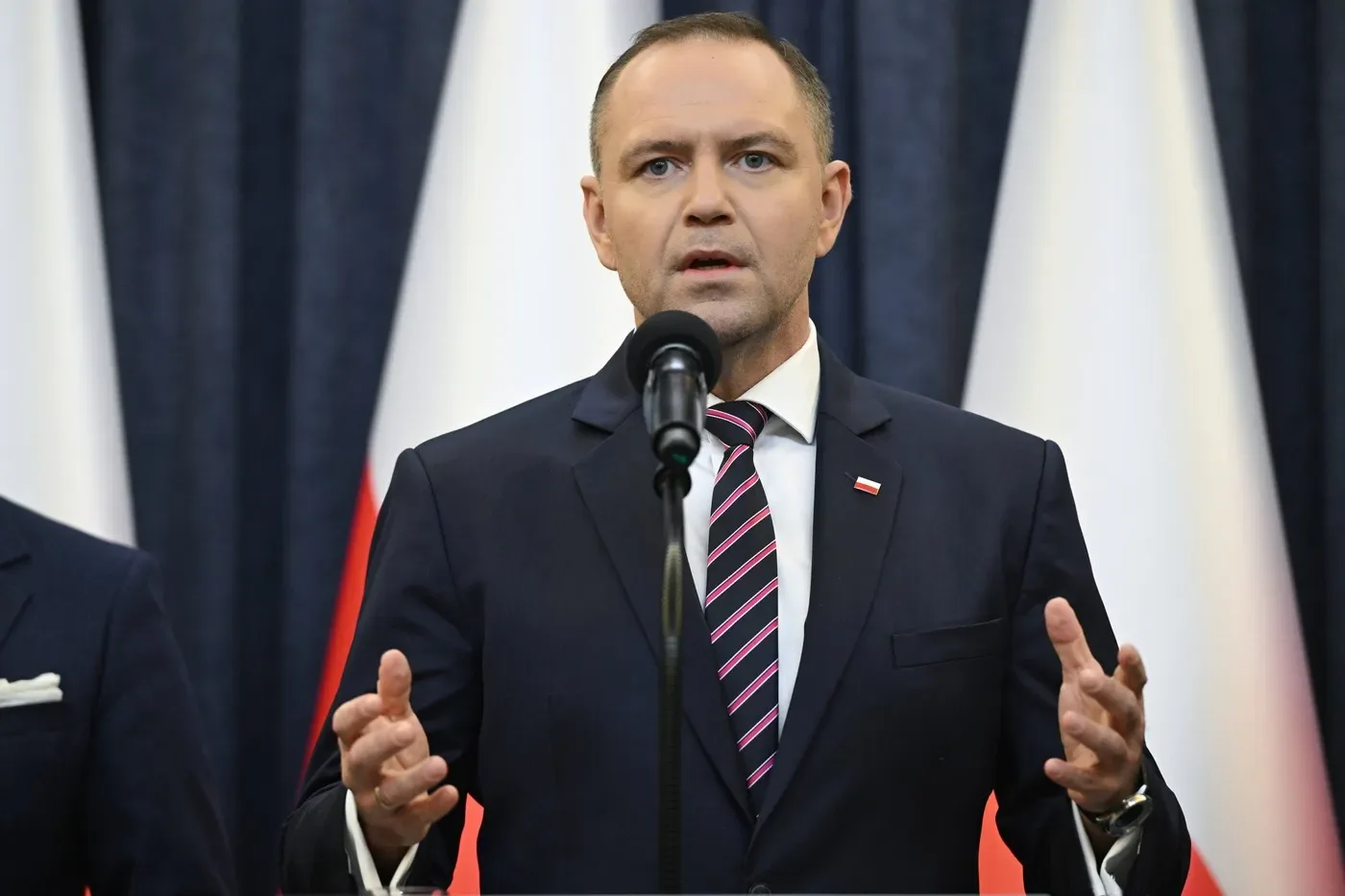 Karol Nawrocki discutând despre retragerea distincției lui Zelenski în contextul tensiunilor istorice.
