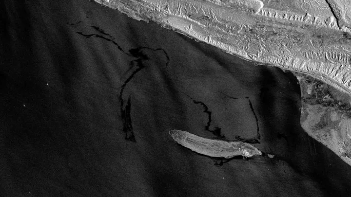 Scurgeri de petrol în Golful Persic, afectând mediul marin și comunitățile locale.