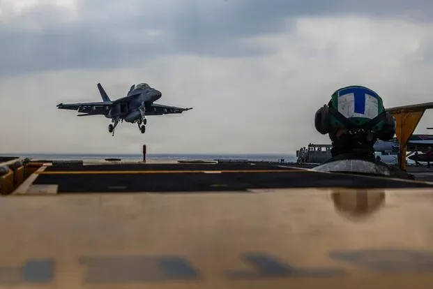 Portavionul USS Abraham Lincoln în apă, cu echipaj pe punte.