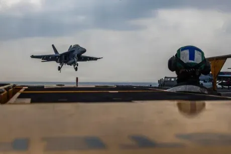 Portavionul USS Abraham Lincoln în apă, cu echipaj pe punte.